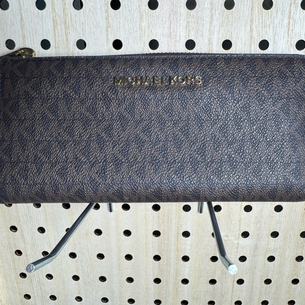 Michael Kors Jet Set Travel Large Logo Quarter-Zip Wallet